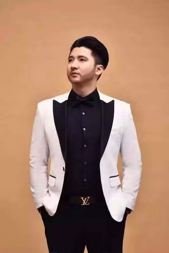 Trước đó, Trọng Hưng từng gây chú ý tặng vợ cũ Hà My những món quà đắt đỏ khi cặp đôi đang trong thời gian mặn nồng. Mỗi nhà hàng họ đặt chân tới đều thuộc hàng 4,5 sao ở Hà Nội.