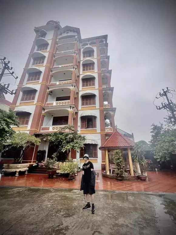 "Xe tớ mua mà bố mẹ tớ cũng cho một ít, nhưng xe tớ đấy", Nguyễn Trọng Hưng viết.