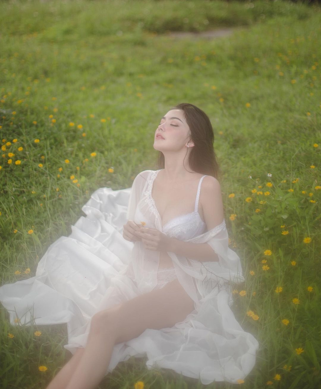 Mới đây, DJ hot girl có đăng tải bộ ảnh chụp nội y giữa đồng cỏ thu hút sự chú ý của cư dân mạng. Người đẹp lai nhận được nhiều lời khen cho vẻ đẹp trong veo pha lẫn nét gợi cảm.