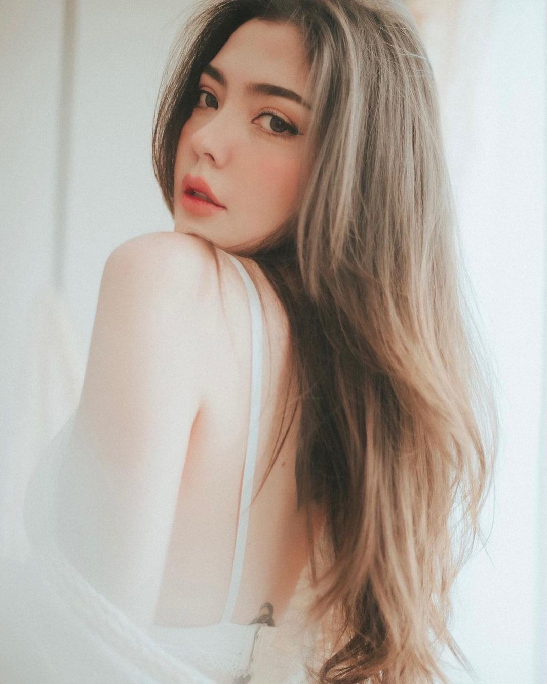 Kết hợp với bộ nội y ren, DJ Riviere còn sử dụng thêm áo khoác voan xuyên thấu giúp set đồ kín đáo hơn đồng thời được sử dụng như một đạo cụ để mang lại những shoot hình thơ hơn.