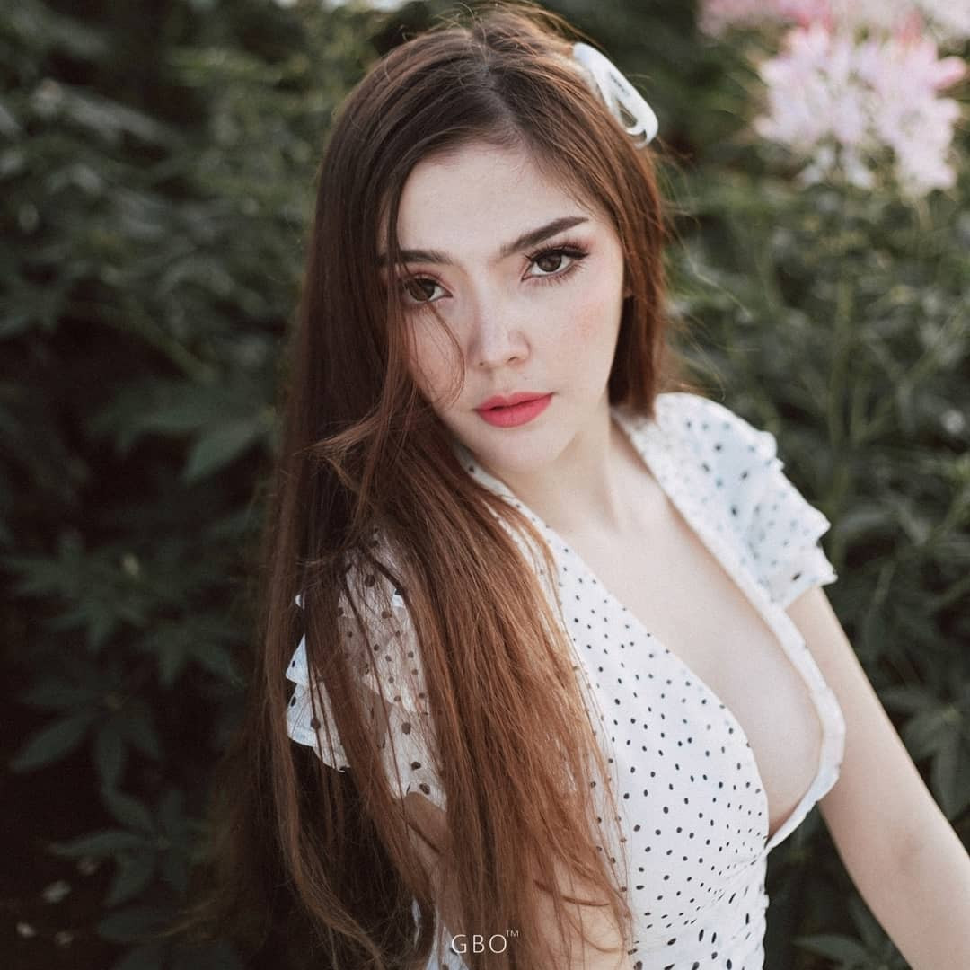 Riviere là nữ DJ mang trong mình hai dòng máu Thái Lan và Bỉ bởi vậy cô gây chú ý với nét ngoại hình pha trộn Á - Âu ấn tượng. Bên cạnh công việc "chà đĩa", người đẹp còn phát hành một số album dạng số.