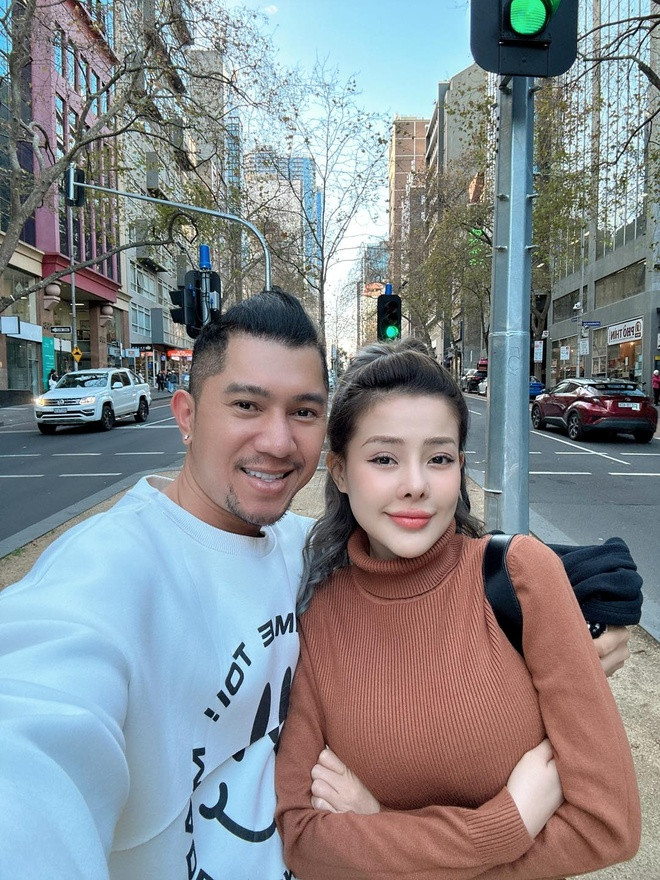 Dù chênh lệch tuổi tác nhưng cặp đôi khá biết nhường nhịn và chiều chuộng nhau.