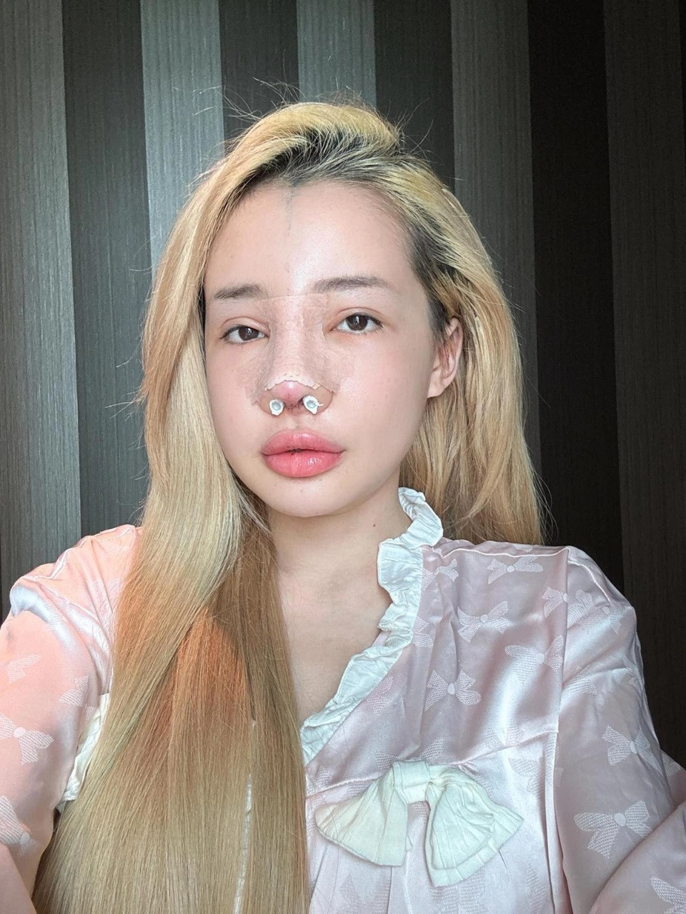 Đáng chú ý, Ngân 98 tỏ thái độ tức giận, để lộ biểu cảm nhăn nhó với Lương Bằng Quang. Nguyên nhân được cô chia sẻ là do Lương Bằng Quang đi chơi về nhưng không kể cho bạn gái.