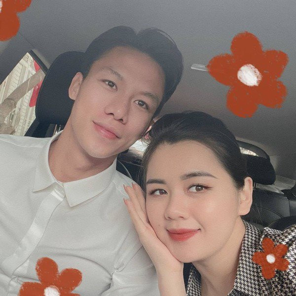 Đáng chú ý, vợ của nam cầu thủ Quế Ngọc Hải là Dương Thùy Phương cũng đứng ra bênh vực chồng: “Mình cứ thi đấu hết mình thôi bạn ơi! Bản thân cầu thủ là người khao khát chiến thắng nhất. Nhưng trận nào cũng thắng thì mệt lắm bạn nha!”.