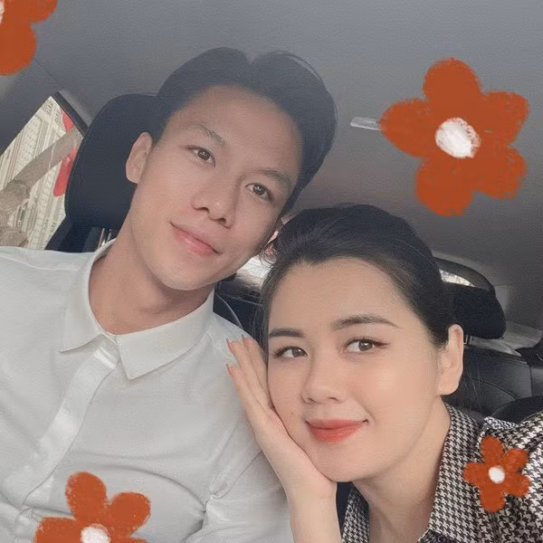 Đáng chú ý, vợ của nam cầu thủ Quế Ngọc Hải là Dương Thùy Phương cũng đứng ra bênh vực chồng: “Mình cứ thi đấu hết mình thôi bạn ơi! Bản thân cầu thủ là người khao khát chiến thắng nhất. Nhưng trận nào cũng thắng thì mệt lắm bạn nha!”.