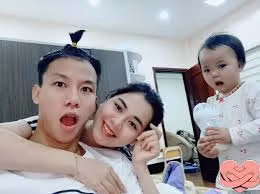 Trước những lời chê trách, mỉa mai của cư dân mạng, bà mẹ 2 con tiếp tục lên tiếng: “Bạn ơi, bạn đọc hộ lại chỉ trích chỗ nào vậy bạn. Các bạn có quyền thích hay không thích nhưng đừng xúc phạm người khác. Các bạn cầu thủ diễn tuồng đó là suy nghĩ của bạn. Chứ chúng tôi nhìn thấy sự hết mình, khát khao của cầu thủ. Quả bóng tròn sẽ có thắng, hòa và thua”.