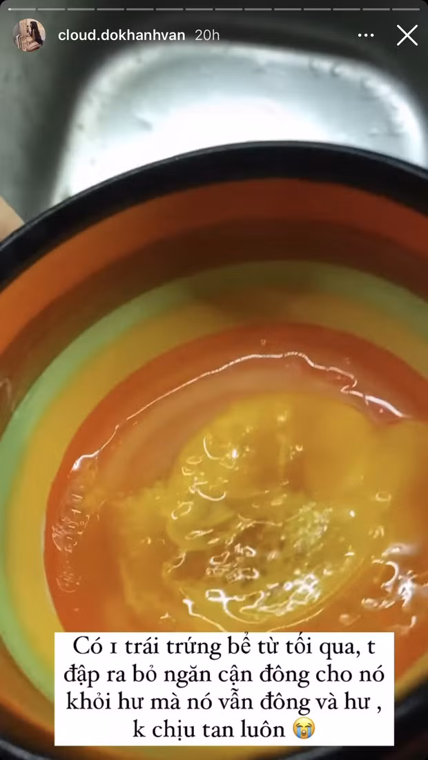 Đầu tiên phải kể đến việc Khánh Vân có quả trứng bị vỡ nên cô nàng nghĩ ra cách là đập vào bát rồi cất ngăn cận động cho đỡ hỏng. Kết quả là trứng vẫn hỏng, lòng đỏ lòng trắng vẫn bị đông, thậm chí không gỡ ra được.
