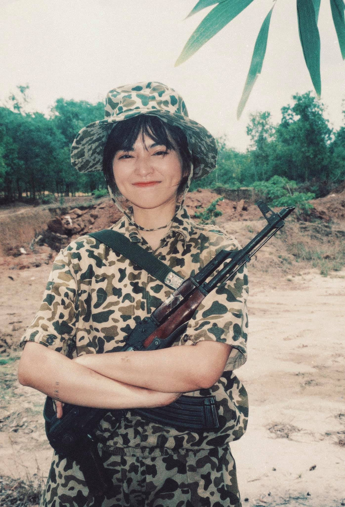 Ai theo dõi nhiều thì cũng biết hot girl Khánh Vân xinh, diễn hay, vẽ đẹp. Cơ mà cuộc đời có ai là hoàn hảo đâu, với riêng cô nàng thì có vẻ như khoản vào bếp đã làm khó cô nàng kha khá.