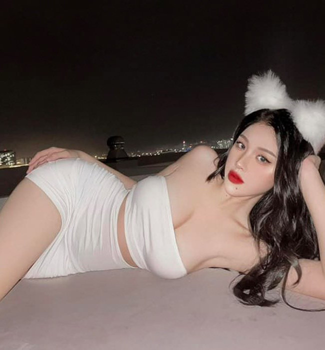 Đường cong nữ tính của cô được hiện ra một cách rõ rệt khi diện những bộ đồ bodysuit quyến rũ.