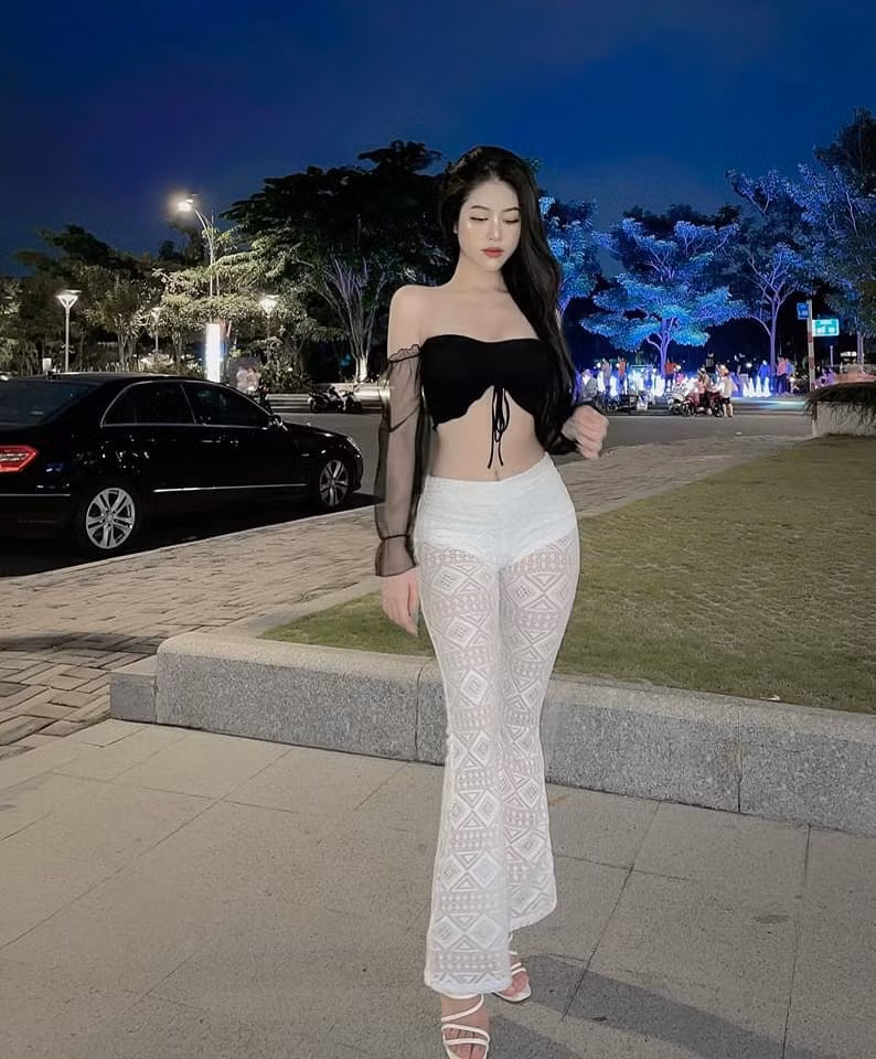 Không chỉ tập gym, người đẹp còn dành thời gian để chạy bộ, leo cầu thang bộ, nhảy dây vào những lúc rảnh rỗi.