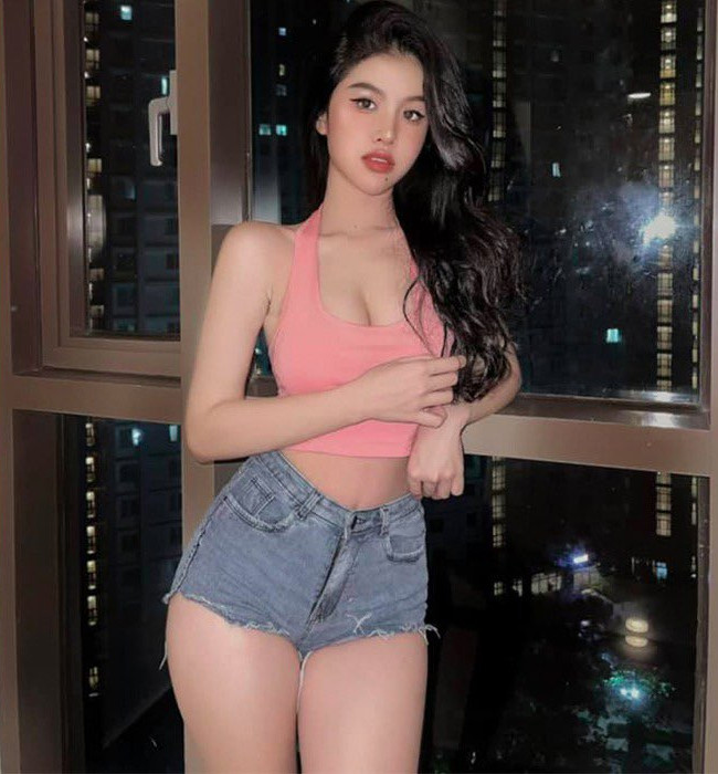 Nhi Trinh là hot girl 9X, hiện đang sinh sống ở TP.HCM và được biết đến với vai trò là người mẫu ảnh tự do.