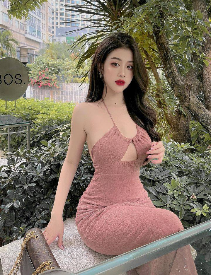 Để có một vóc dáng gợi cảm, Trinh Nhi đã kết hợp chế độ tập luyện hợp lý.