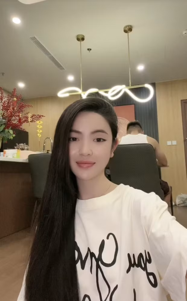 Qua video ngắn, hot girl quê Sơn Tây cũng đã để lộ không gian phòng ngủ cùng chồng sắp cưới. Theo đó, căn phòng ngủ của Quang Hải và Chu Thanh Huyền được trang trí đơn giản với tông màu trắng - ghi, đồ đạc sắp xếp gọn gàng, tủ quần áo lồng kính bắt mắt, máy lọc không khí và quạt máy cũng để sẵn để phục vụ nhu cầu của hai vợ chồng.
