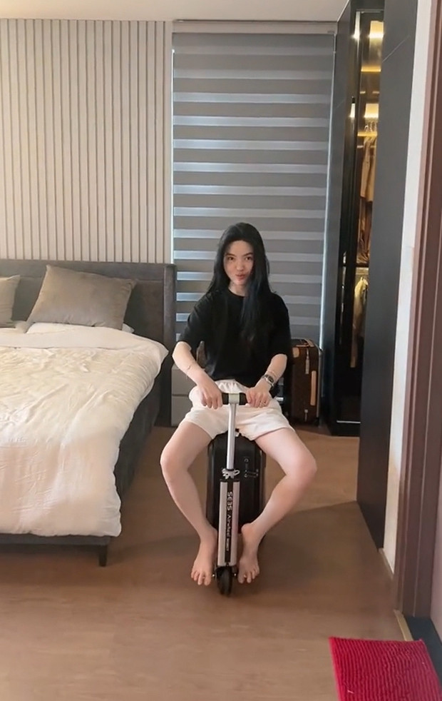 Bên cạnh đó, Chu Thanh Huyền cho biết Quang Hải rất thích vợ của mình có mái tóc dài và đen.