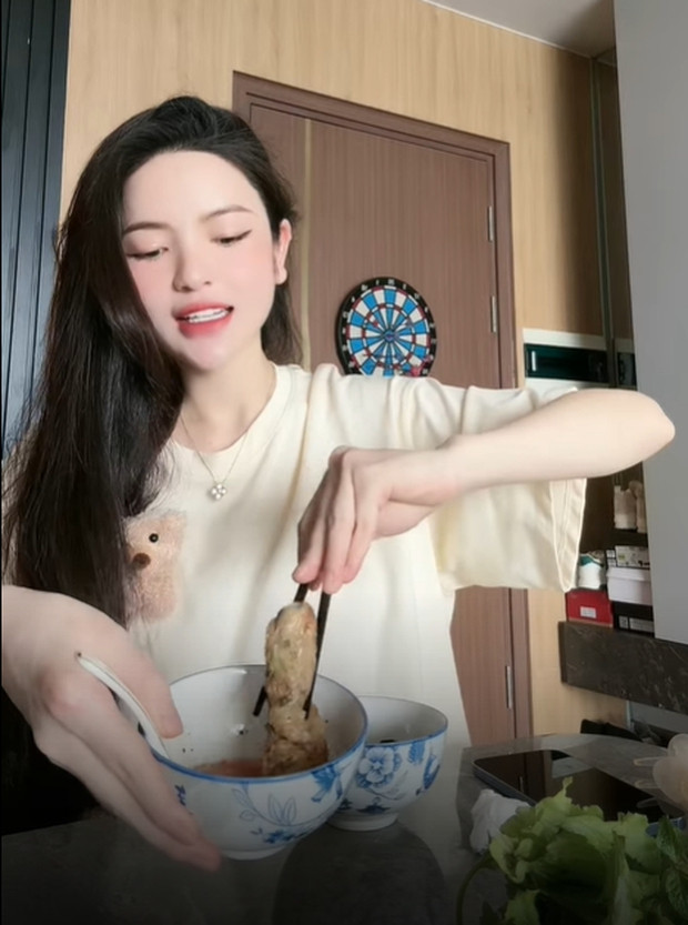 Ở khu vực bàn ăn, Quang Hải tạo điểm nhấn với dàn đèn led xoắn hiện đại kiểu Bắc Âu thả ngang để tạo nên không gian lãng mạn.