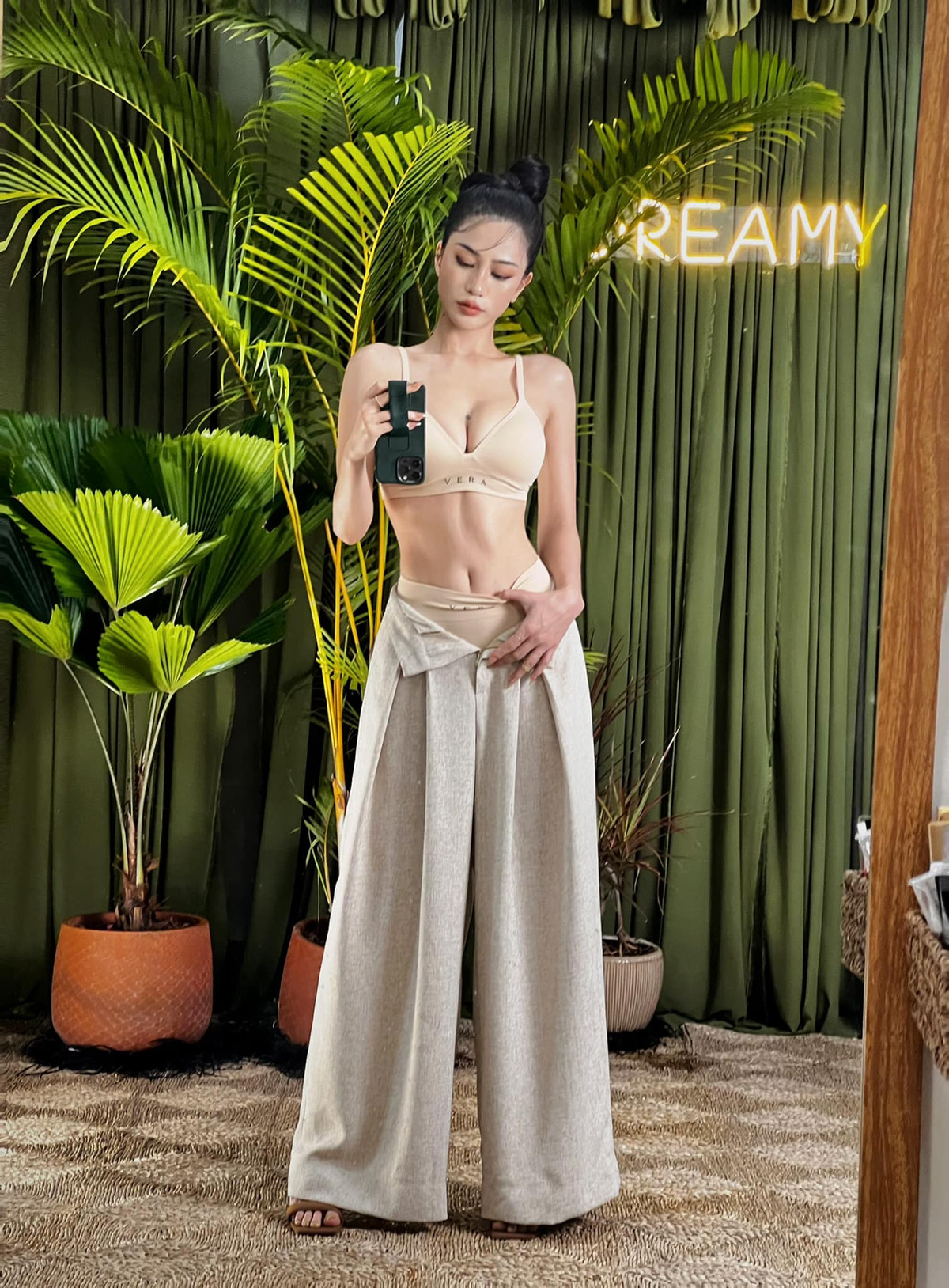 "Mình đã tăng nhảy dây lên 4000cái/buổi được 3 ngày rồi. 2 ngày đầu thực sự rất đuối luôn nhưng đến ngày thứ 3 thì mình đã thấy rãnh bụng nên nghị lực x2 luôn. Mỗi ngày phấn đấu 1 chút để về già vẫn khoẻ đi 'đu đưa' được. Mình thực sự sợ việc có tuổi một chút là chỉ có ngồi im 1 chỗ. Hôm nay hành động về già hạnh phúc", Ngọc Bích chia sẻ.