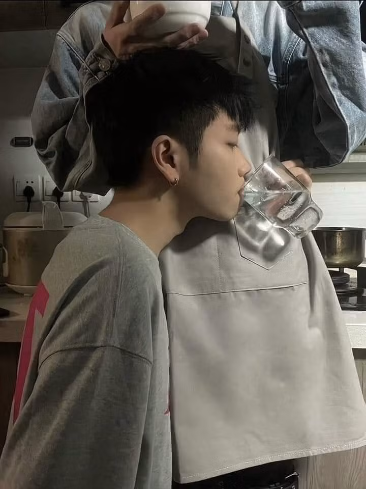 Nhưng đối với những ai lỡ ăn hơi nhiều và có vòng eo "bánh mỳ" thì lại khác. Có bạn gái thậm chí còn bắt người yêu phải dùng chiếc ly dài để có thể vượt qua được thử thách này.