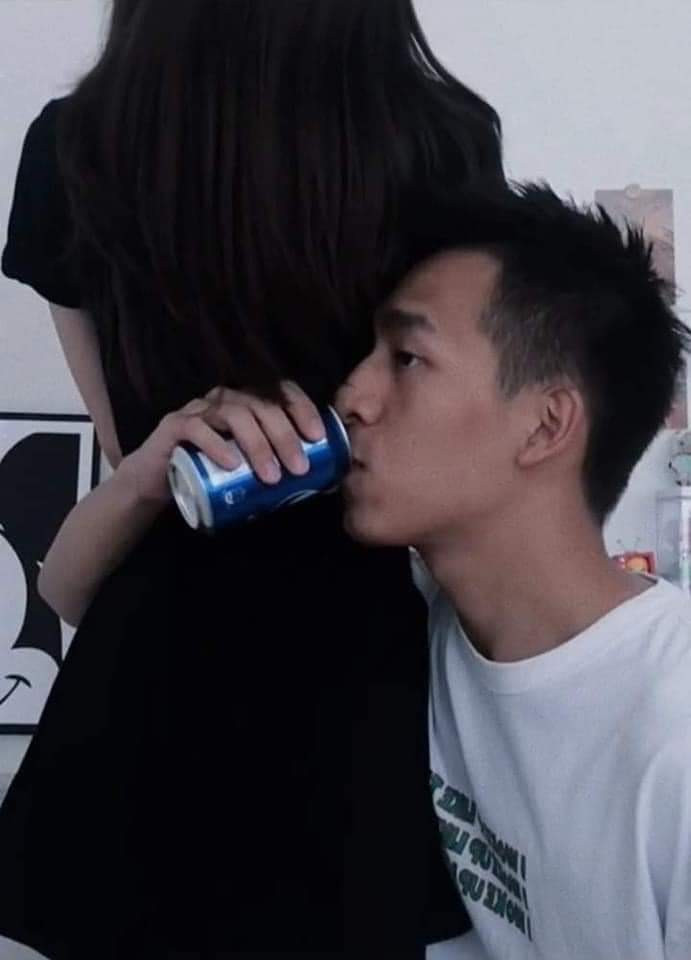 Sau ngực trái tim, vòng tay tới rốn, dân mạng Trung Quốc vừa phát minh ra trào lưu đo vòng eo của bạn gái bằng cách vòng tay để uống nước.