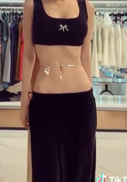 Nhiều bạn trẻ hiện tỏ ra rất thích thú với trào lưu mới và còn rủ bạn bè thử chơi rồi quay lại clip. Bên cạnh đó cũng có những chia sẻ rất chân thật: "Vòng qua eo mình thì khỏi thấy ly nước luôn chứ đừng nói là uống nước".