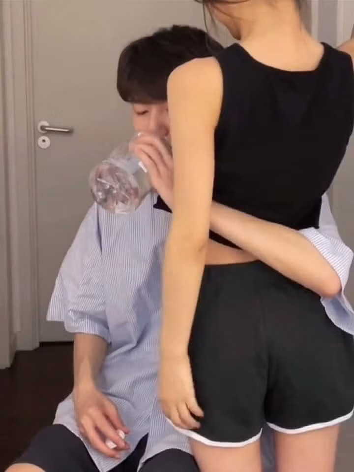 Thử thách trên cũng là dịp để các cô nàng sở hữu vòng eo "con kiến" khoe thân hình mảnh dẻ, thon gọn của mình.