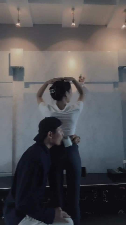 Không khác thử thách đo eo bằng giấy A4, vòng tay chạm rốn, uống nước đo eo nhanh chóng trở thành thước đo chuẩn mực cái đẹp mới.