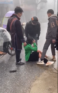 Một vài thanh niên sau đó bế thốc cô gái lên, mang ra xe taxi rồi đi mất hút.