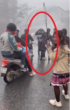 Thậm chí cô còn nằm vật ra giữa đường, ôm chân một người phụ nữ gần đó sau khi mệt lả chống chọi với đám trai tráng khỏe mạnh.