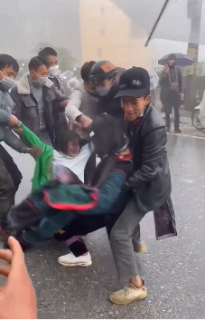 Đoạn clip tục bắt vợ dài hơn 6 phút, quay lại một đám đông nam thanh niên đứng thành vòng tròn xung quanh, kéo lê cô bé giữa đường. Người hung hăng giằng xé áo, người túm chân cô bé, lôi đi.