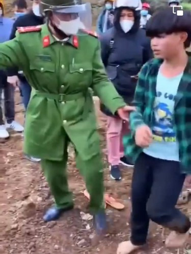 Sau khi được giải cứu cô bé kể lại rằng mình đang đi chơi thì thiếu niên kia chạy ra bắt mình. Bố mẹ cô bé có can ngăn nhưng không được nên đã đi về.