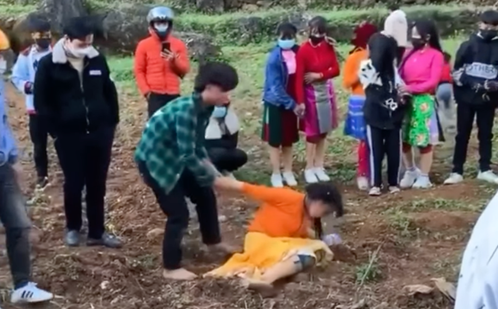 Cách đây chưa lâu, một thiếu nữ vùng cao xinh đẹp cũng trở thành tâm điểm chú ý của MXH khi bị 1 thanh niên chưa đầy 16 tuổi bắt về làm vợ.