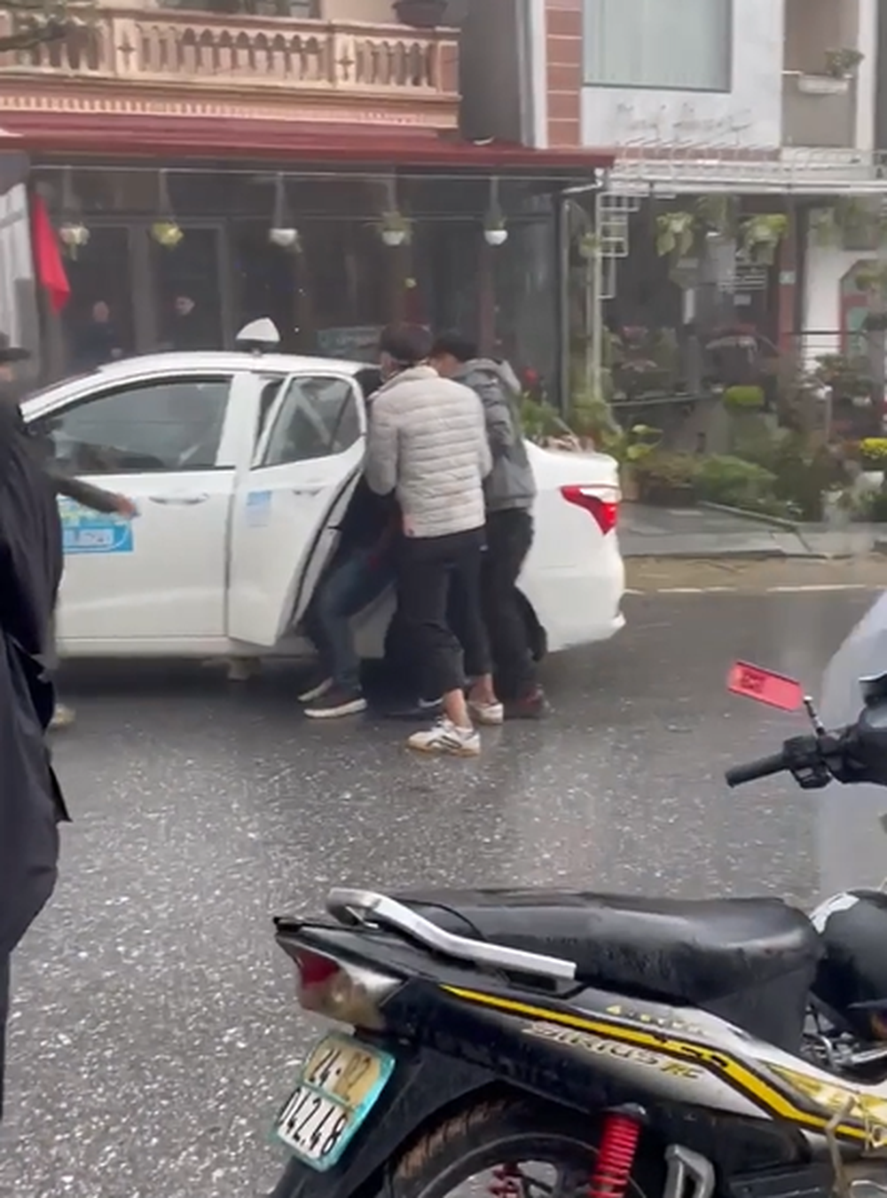 Dù chưa rõ nguyên nhân chính xác của sự việc, nhưng đoạn clip đã nhanh chóng thu hút sự quan tâm theo dõi trên mạng xã hội.