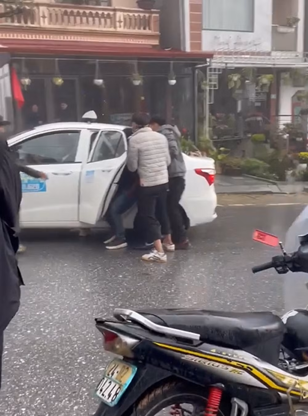 Dù chưa rõ nguyên nhân chính xác của sự việc, nhưng đoạn clip đã nhanh chóng thu hút sự quan tâm theo dõi trên mạng xã hội.