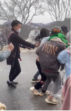 Khi bị bắt đi, cô gái mặc trang phục dân tộc gào khóc, giãy giụa để phản kháng lại.