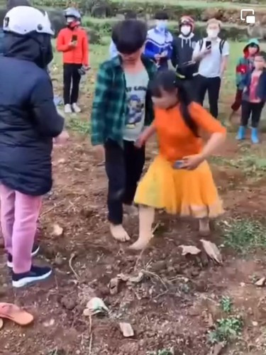 Rất may mắn, một chiến sĩ công an đã xuất hiện giải cứu cô bé khỏi hủ tục bắt vợ giữa thanh thiên bạch nhật.