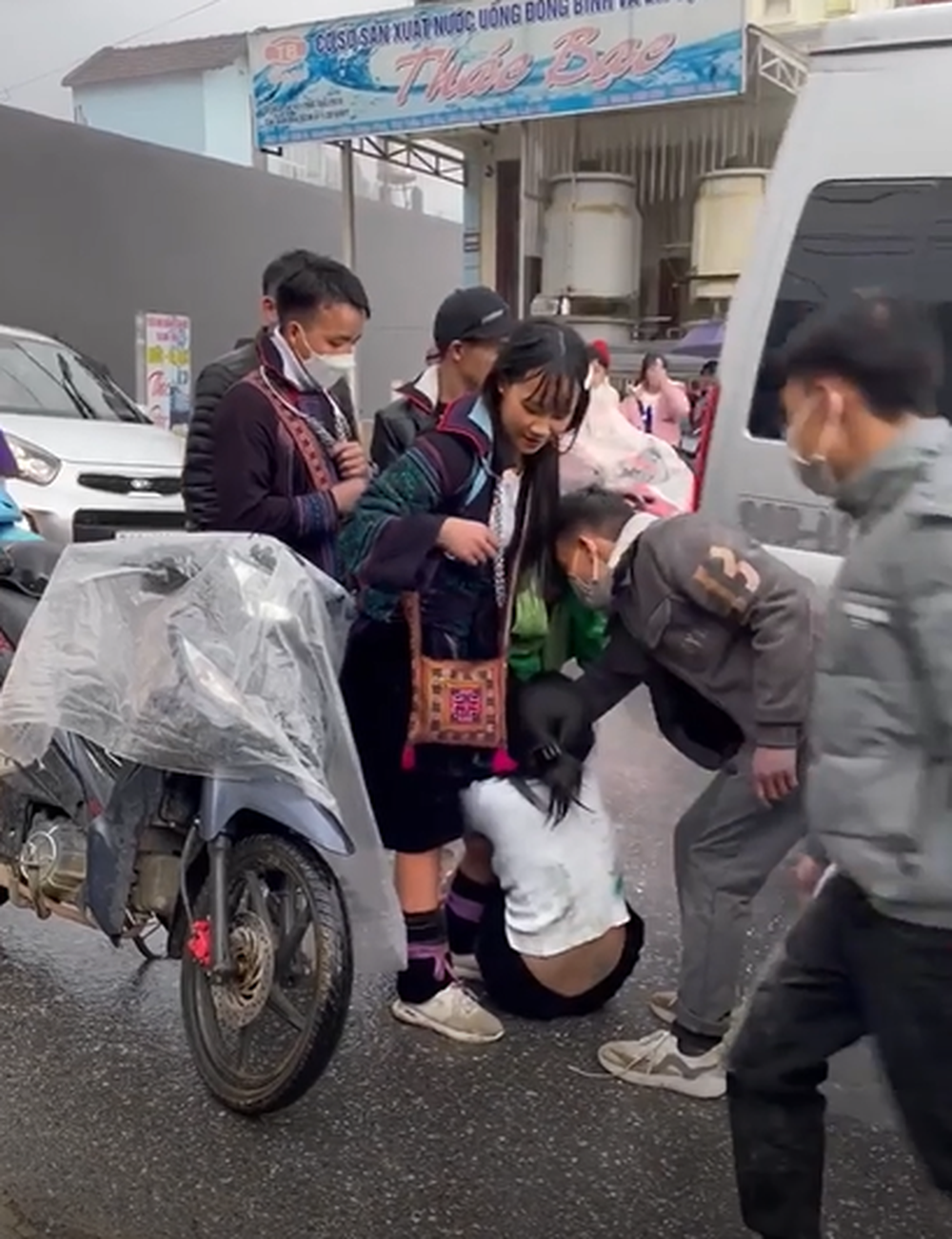 Mới đây, một đoạn clip được ghi trên đường phố ở Sapa vào mùng 6 Tết (tức 6/2) cảnh bắt vợ đã nhanh chóng trở thành chủ đề bàn luận.