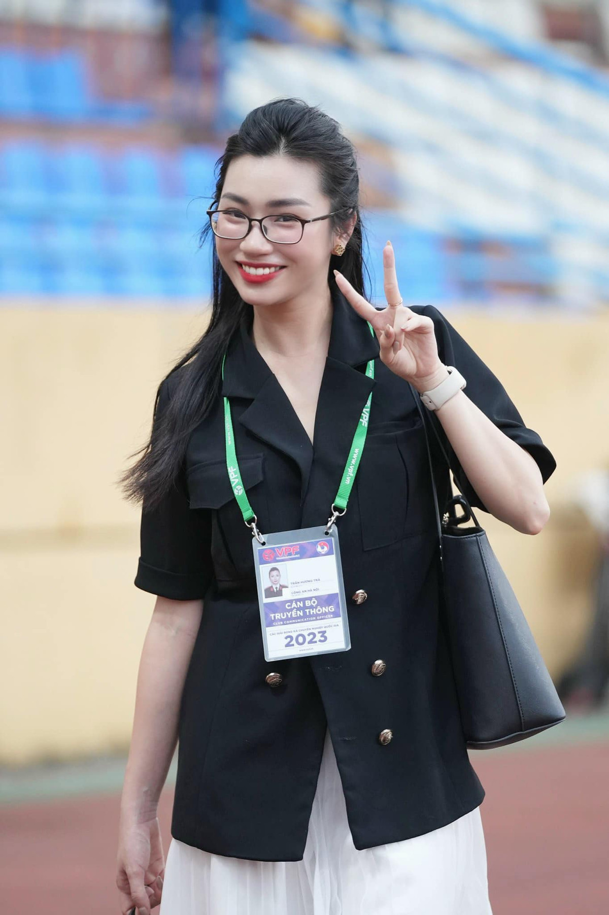 Khi đội bóng CAHN (tiền thân là Công an nhân dân) giành quyền thăng hạng V-League, Hương Trà kiêm nhiệm thêm công việc hỗ trợ CLB ngành Công an xây dựng hình ảnh cho sân chơi chuyên nghiệp.