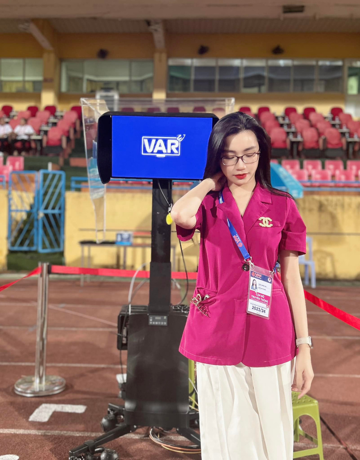 Sau khi đoạn clip trên của Vũ Văn Thanh được đăng tải, nhiều người đã nhận ra cô nàng được nam cầu thủ ôm chầm trước sân Hàng Đẫy không phải người yêu của anh mà là chính là nữ MC đọc danh sách thi đấu trước trận Công an Hà Nội gặp Thanh Hóa