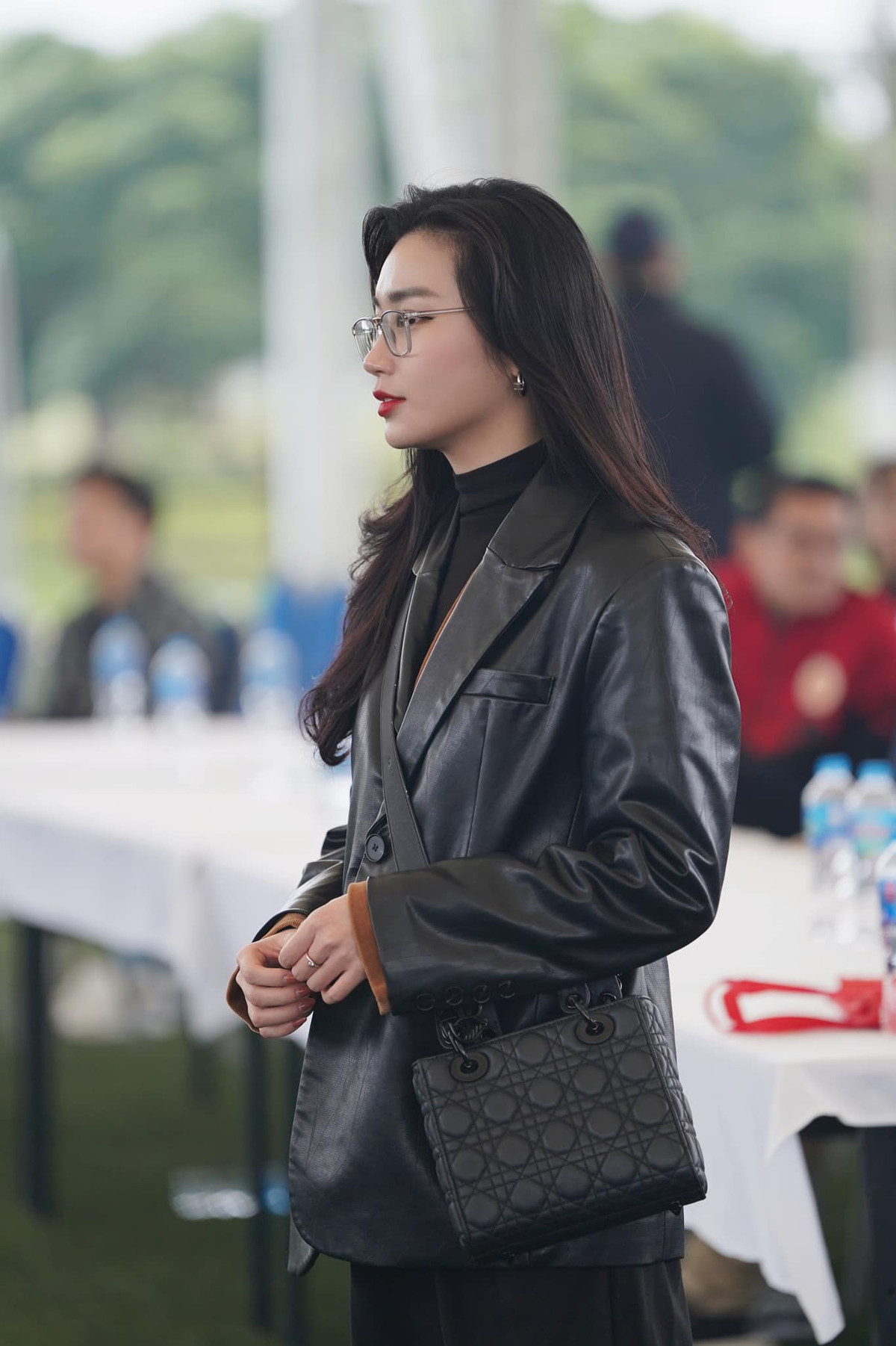 Vì ngay sau cái ôm ăn mừng, cả hai đã tách ra, mỗi người đi một hướng. Văn Thanh sau đó được bạn gái tin đồn lái siêu xe Porsche đón về.