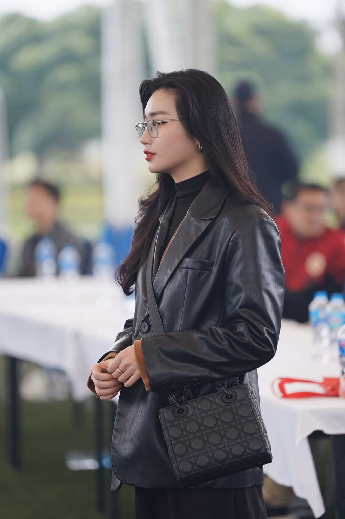 Vì ngay sau cái ôm ăn mừng, cả hai đã tách ra, mỗi người đi một hướng. Văn Thanh sau đó được bạn gái tin đồn lái siêu xe Porsche đón về.