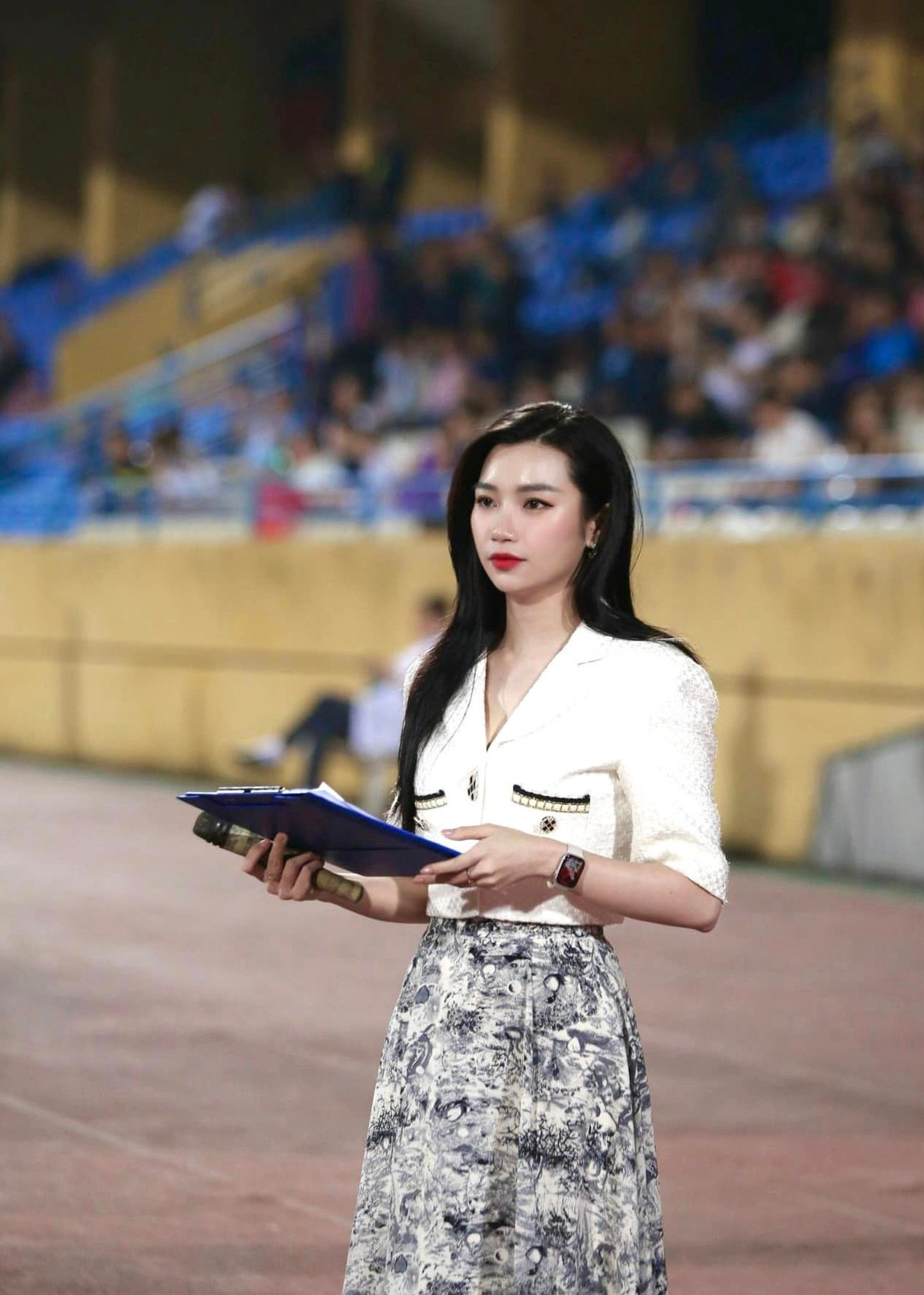 Cô MC này chính là Trần Hương Trà - Nữ cán bộ truyền thông của CLB Công an Hà Nội (CAHN).