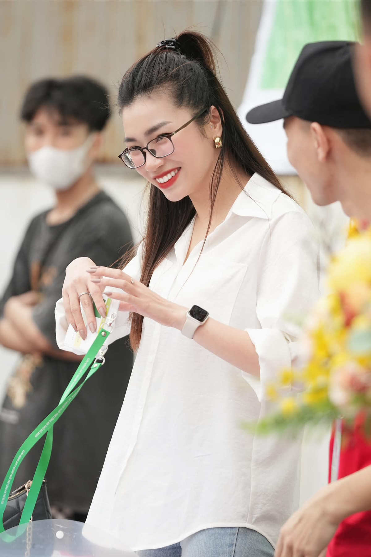 Ngoài vai trò cán bộ truyền thông, Hương Trà còn là cổ động viên sôi nổi của Câu lạc bộ bóng đá Công an Hà Nội.