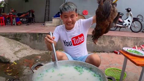 Ngoài những clip chia sẻ về cuộc sống thường ngày, kênh Hưng Vlog còn tạo nhiều tình huống troll (trêu chọc) mẹ khiến người xem được dịp cười thả ga. Thậm chí, anh chàng còn tạo nên seris 'Bình dân - Dubai' theo phong cách riêng nhận về nhiều lượt tương tác.