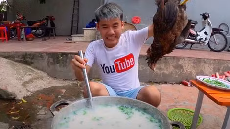 Ngoài những clip chia sẻ về cuộc sống thường ngày, kênh Hưng Vlog còn tạo nhiều tình huống troll (trêu chọc) mẹ khiến người xem được dịp cười thả ga. Thậm chí, anh chàng còn tạo nên seris 'Bình dân - Dubai' theo phong cách riêng nhận về nhiều lượt tương tác.