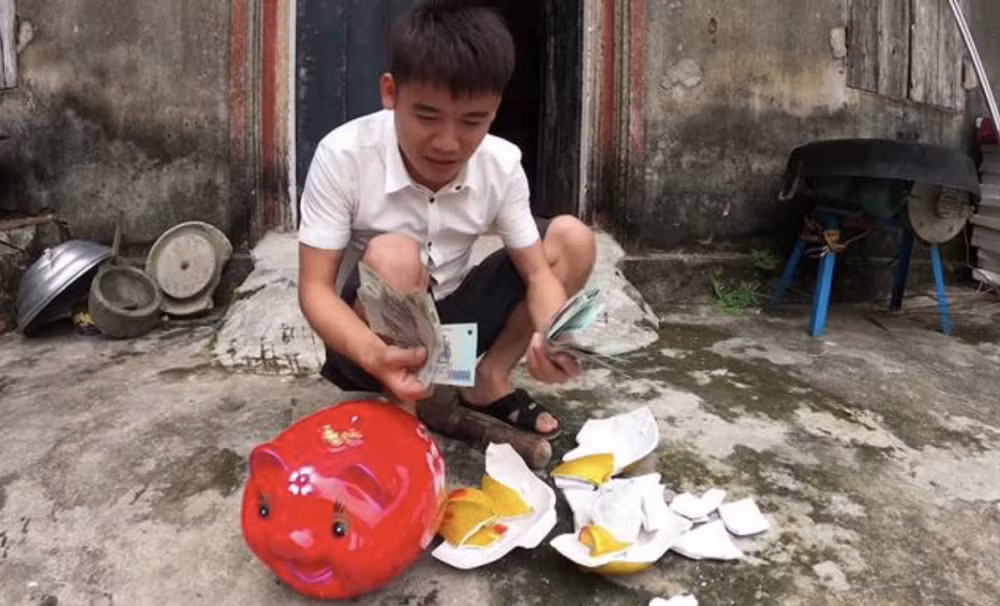 Nhiều người để lại bình luận ngán ngẩm: "Vừa tắm vừa lấy nước đó để ăn cùng hoa quả, không biết mùi vị ra sao" hay "Chân trần thì bẩn từ ngoài nhảy xuống, xong lại cho hoa quả vào miệng để ăn, hết hiểu nổi Hưng Vlog luôn".