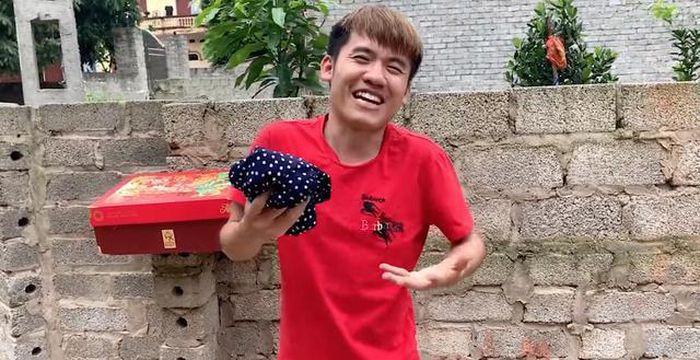 Không chỉ video này, trước đó, Hưng Vlog từng không ít lần bị dân mạng chỉ trích mất vệ sinh trong khâu chế biến đồ ăn.