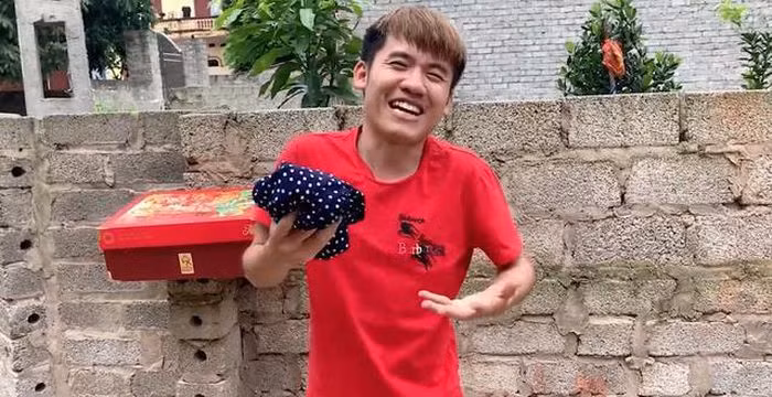 Không chỉ video này, trước đó, Hưng Vlog từng không ít lần bị dân mạng chỉ trích mất vệ sinh trong khâu chế biến đồ ăn.