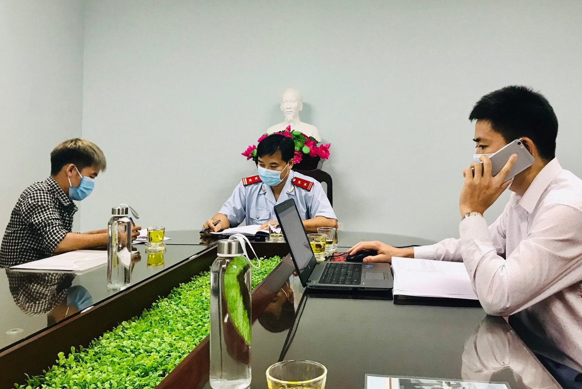 Điển hỉnh như việc Hưng Vlog từng bị cơ quan chức năng tỉnh Bắc Giang mời lên làm việc và xử phạt hành chính vì vlog luộc gà nguyên lông gây phẫn nộ.