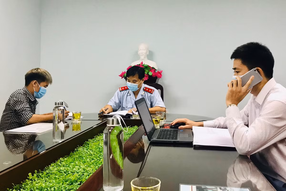 Điển hỉnh như việc Hưng Vlog từng bị cơ quan chức năng tỉnh Bắc Giang mời lên làm việc và xử phạt hành chính vì vlog luộc gà nguyên lông gây phẫn nộ.