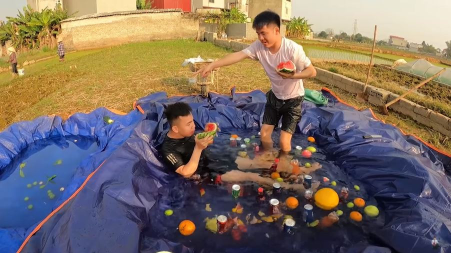 Trong clip 2 chàng trai vừa tắm khi người dính nhễ nhại mồ hôi, vừa ăn hoa quả chảy nước ra hồ, lại tha hồ dùng chân trần nhảy ùm, bơi lội mà không quan tâm đến độ vệ sinh làm ai xem xong cũng phải "rùng mình".