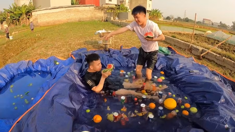 Trong clip 2 chàng trai vừa tắm khi người dính nhễ nhại mồ hôi, vừa ăn hoa quả chảy nước ra hồ, lại tha hồ dùng chân trần nhảy ùm, bơi lội mà không quan tâm đến độ vệ sinh làm ai xem xong cũng phải "rùng mình".